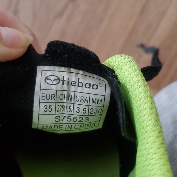 Tiebao Kids Indoor Soccer Shoed Black and Green Size 3.5 - Picture 6 of 6